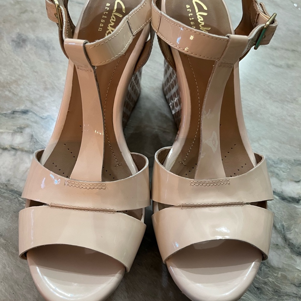 Clarks Artisan Beige Patent leather wedge dress sandal never worn size 8